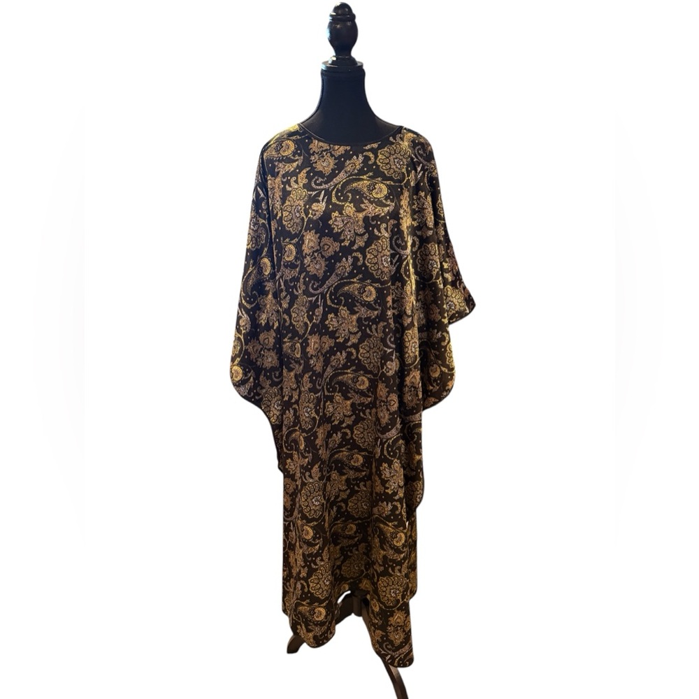 Luxurious Black and Gold Paisley Kaftan with Dramatic Sleeves